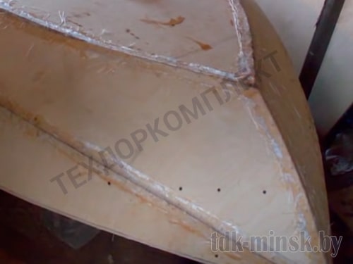 Скрепление стыков лодки клеем Скрепление стыков лодки клеем